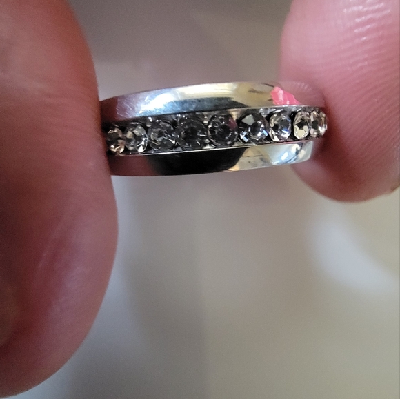 Titanium Ring/band with rhinestones.  Unisex. Size 8 NWT* - Picture 4 of 9